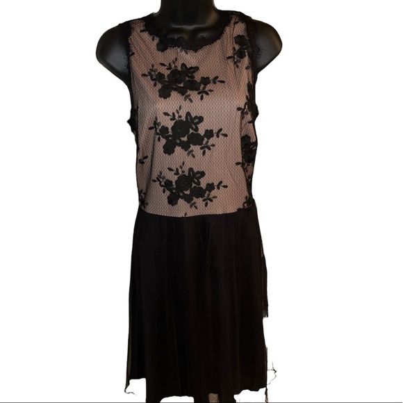 Elegant Black Floral Dress - Picture 3 of 11
